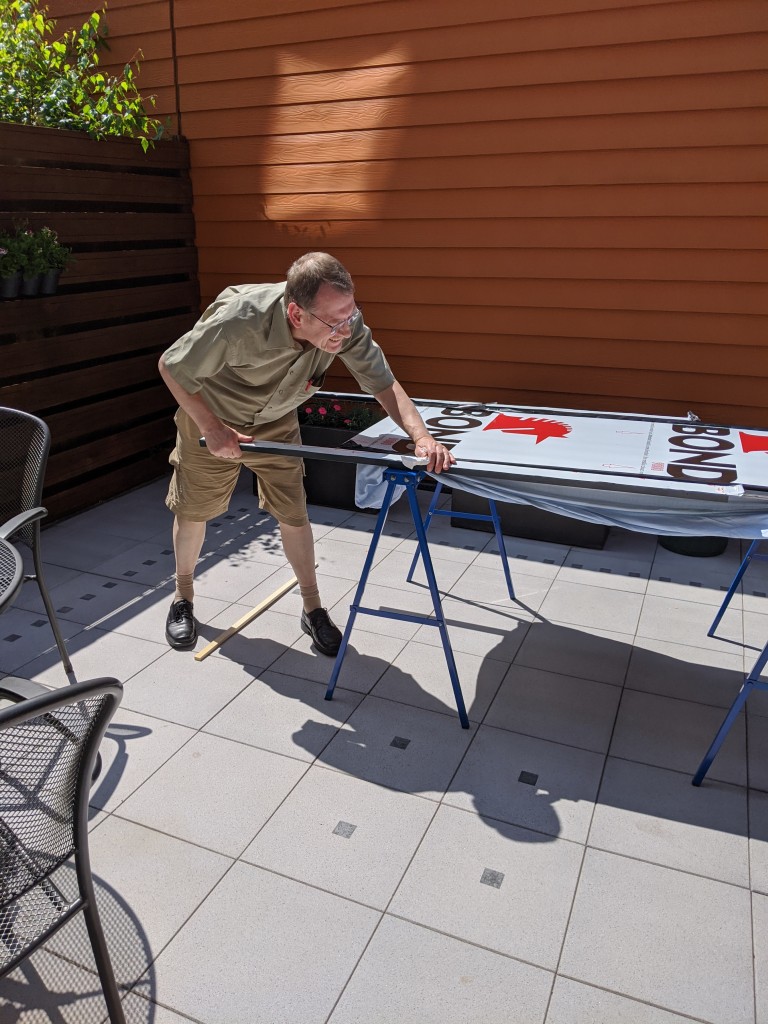 Afbeelding 008: Assembleren van de ACP tussen de rolluikgeleiders.